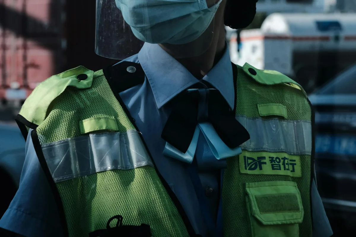 人文频道题材样本，呈现讲述与访谈类画面